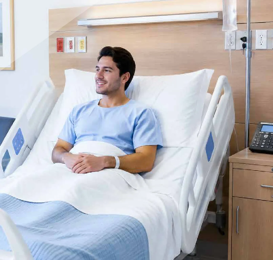 Paciente recuperándose en la cama de una habitación de hospital