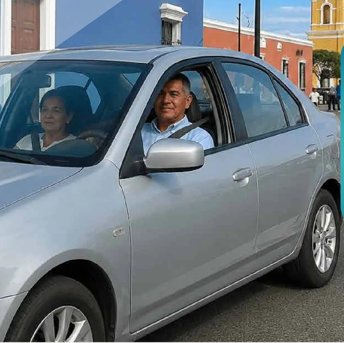 Conductor y acompañante en un automóvil circulando por la ciudad