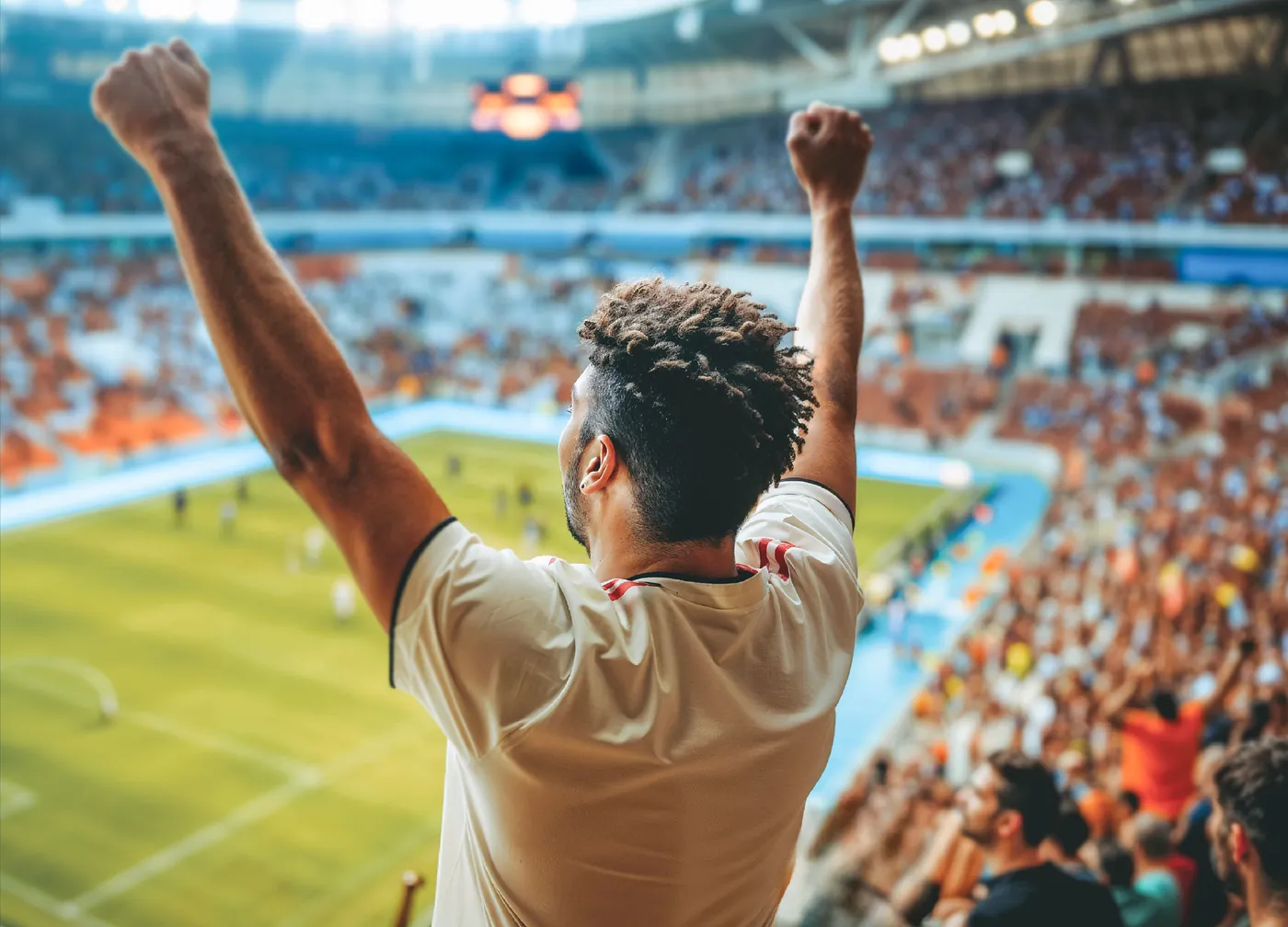 Hincha celebrando en la tribuna de un estadio de fútbol